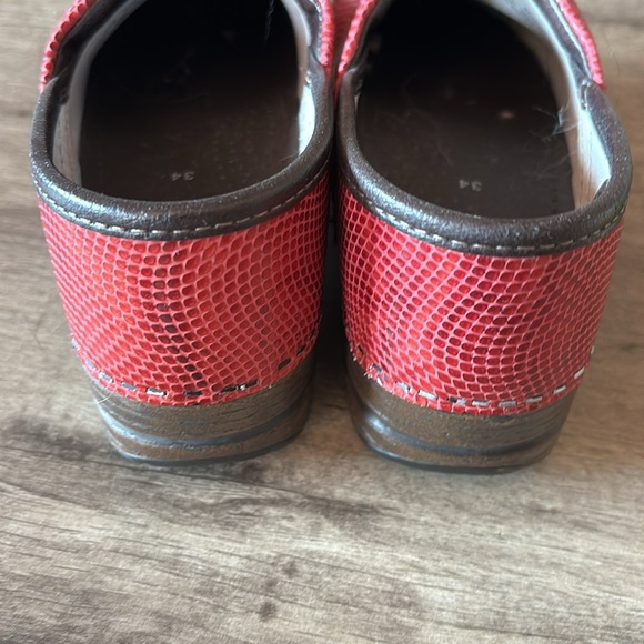 Dansko red snakeskin style clogs size 34 - Picture 5 of 6